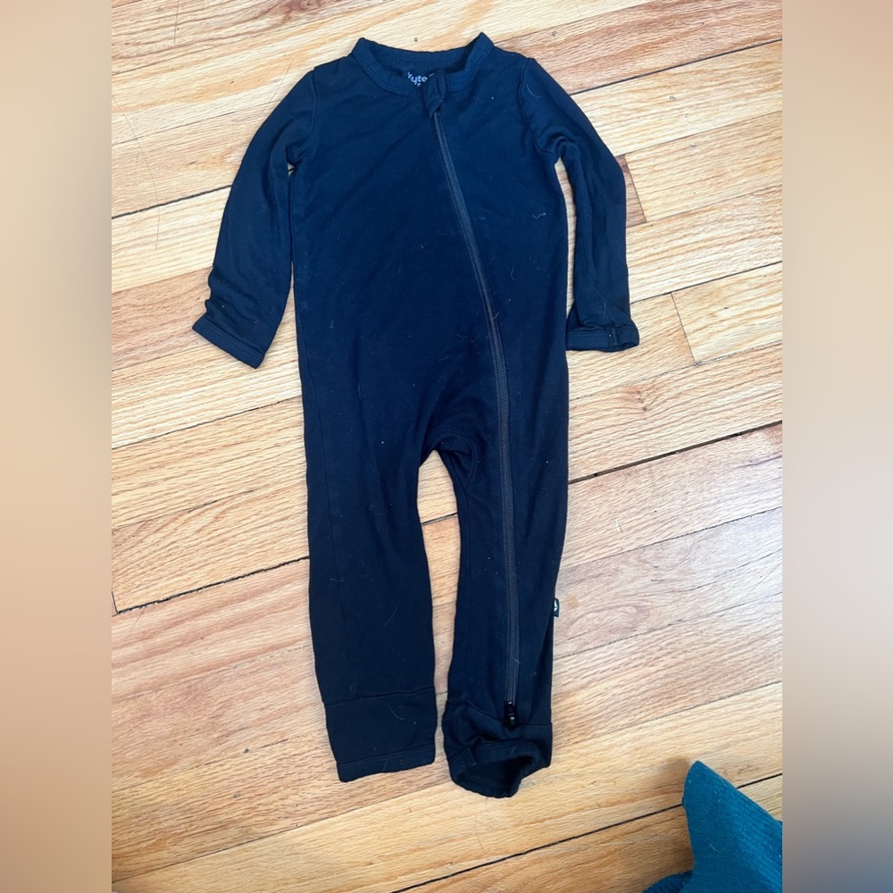 Zipper onesie 6-12 months in solid black